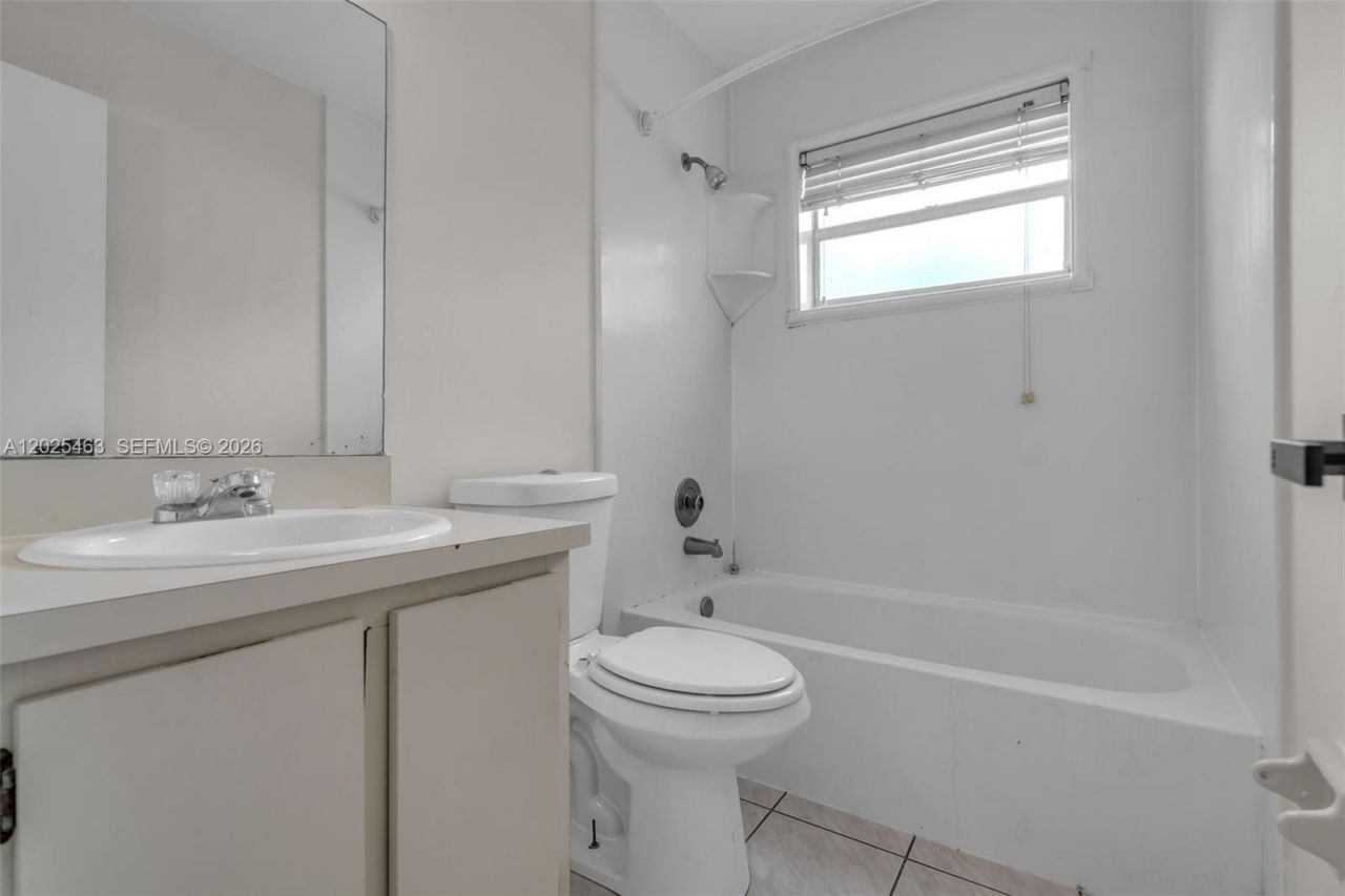 841 NE 207th Ln, Unit 3-201, Miami, FL 33179 Photo