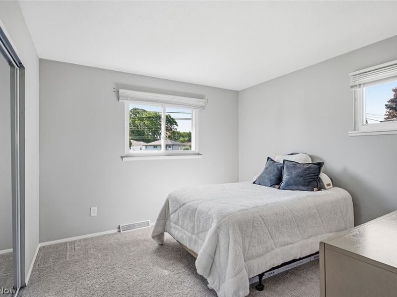 5882 Middlebrook Boulevard, Brook Park, OH 44142 Photo 17