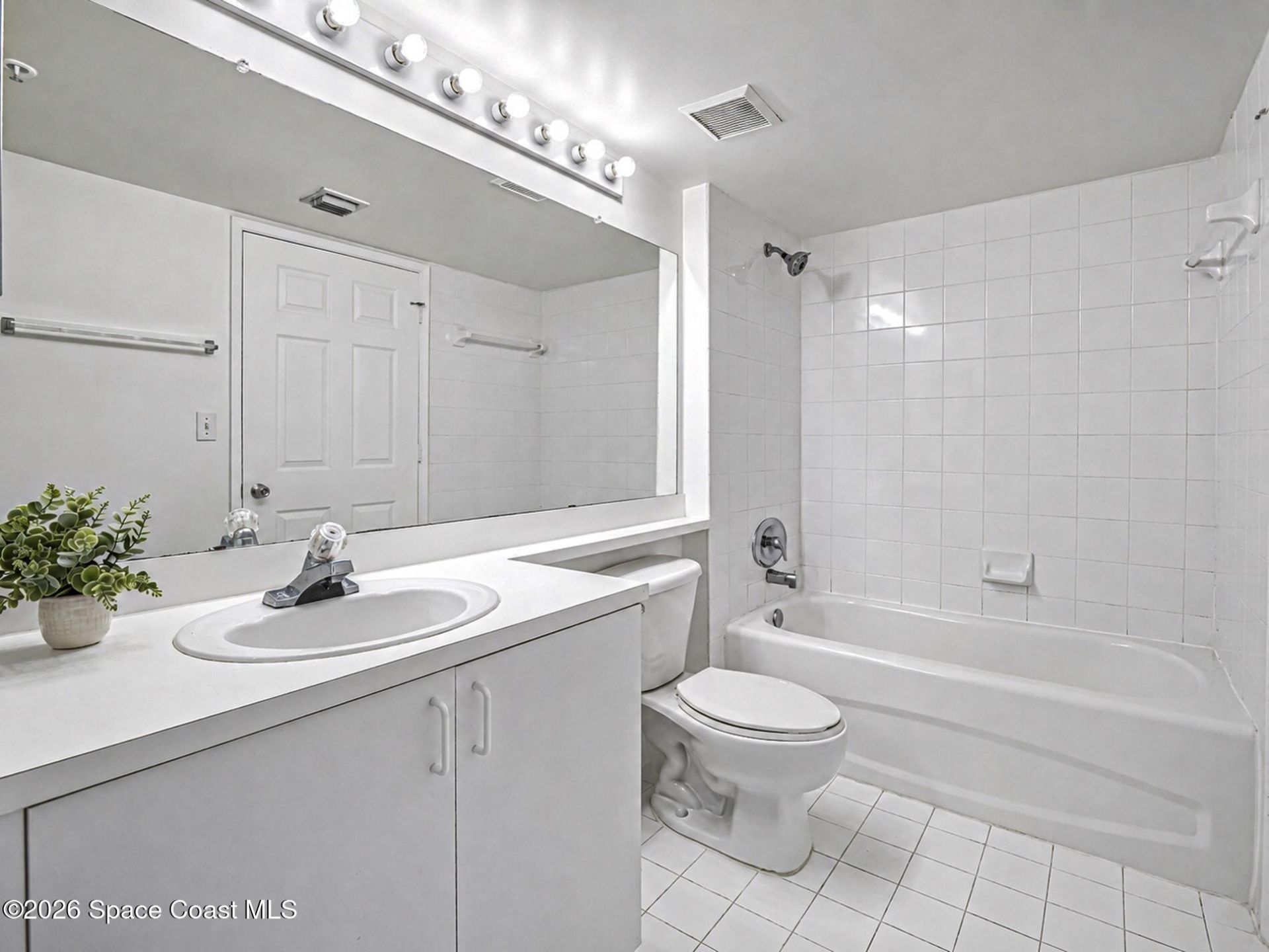 1670 N 42nd Circle , Unit 203, Vero Beach, FL 32967 Photo