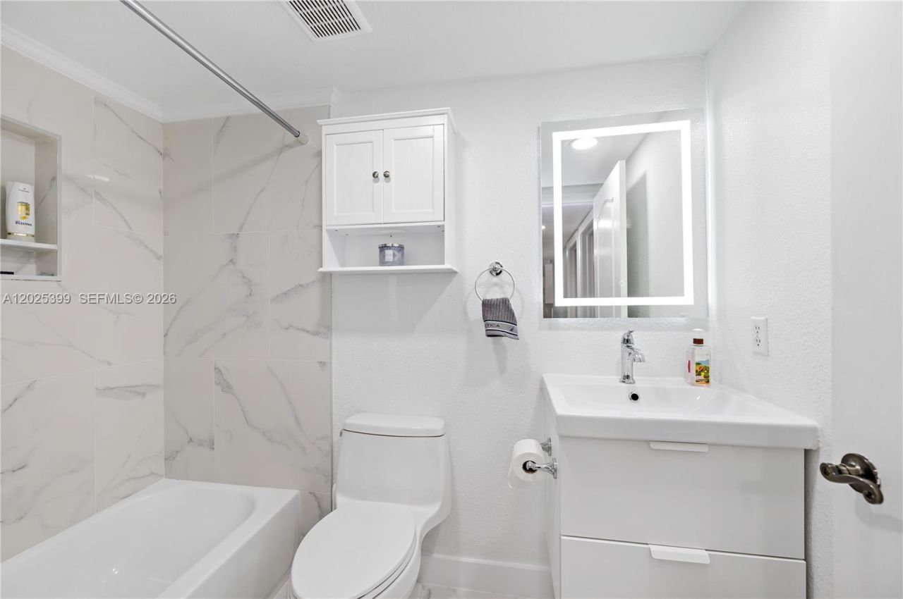 9046 NW 121st Ter , Unit 90, Hialeah Gardens, FL 33018 Photo