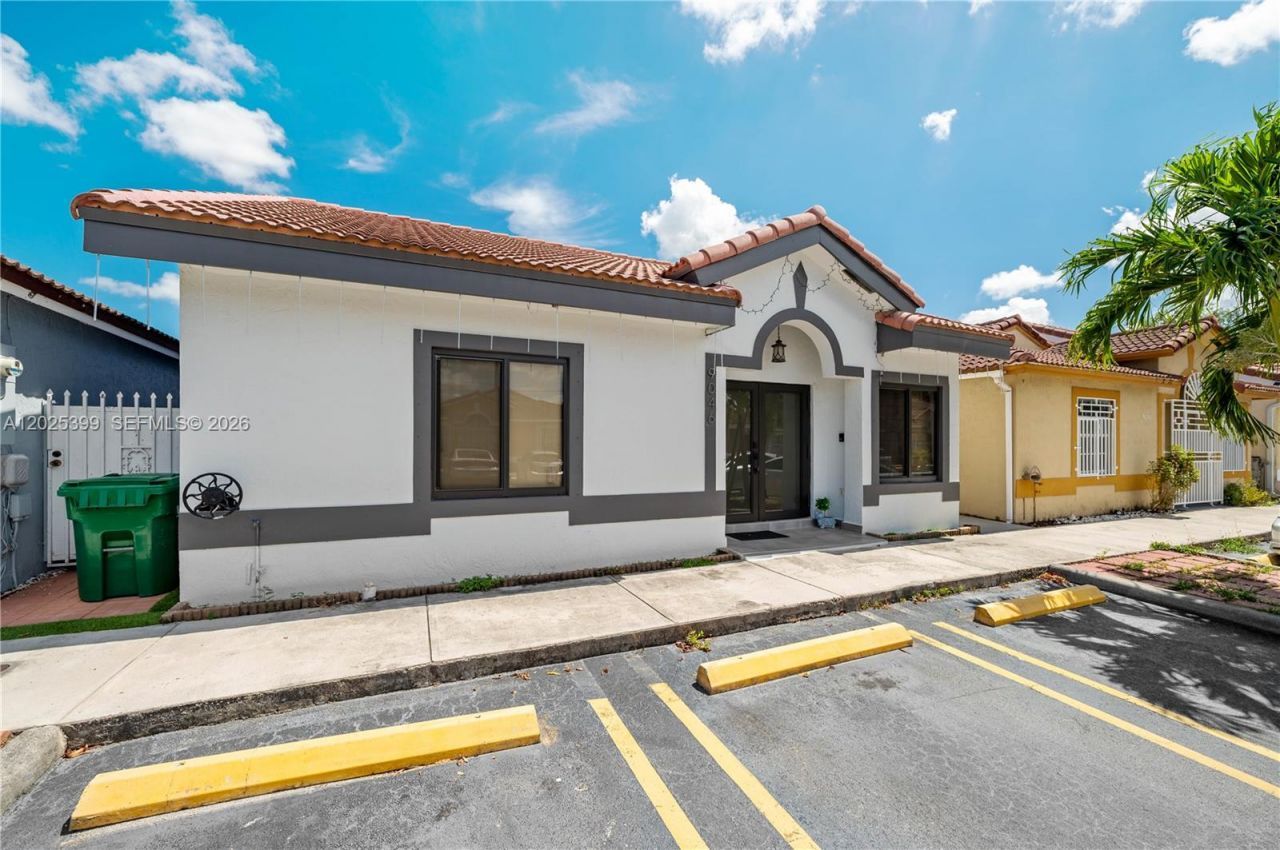 9046 NW 121st Ter , Unit 90, Hialeah Gardens, FL 33018 Photo