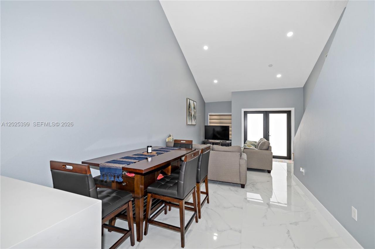 9046 NW 121st Ter , Unit 90, Hialeah Gardens, FL 33018 Photo