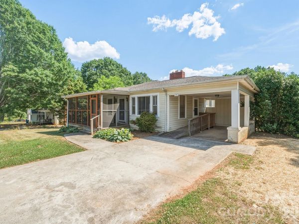 2308 11th Avenue NE, Hickory, NC 28601