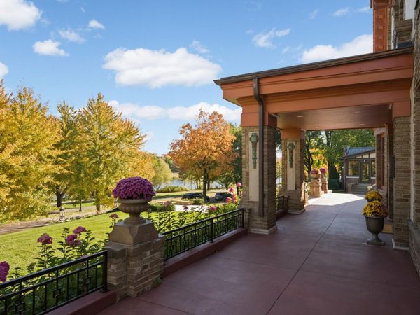2224 W Lake Of The Isles Parkway, Minneapolis, MN 55405