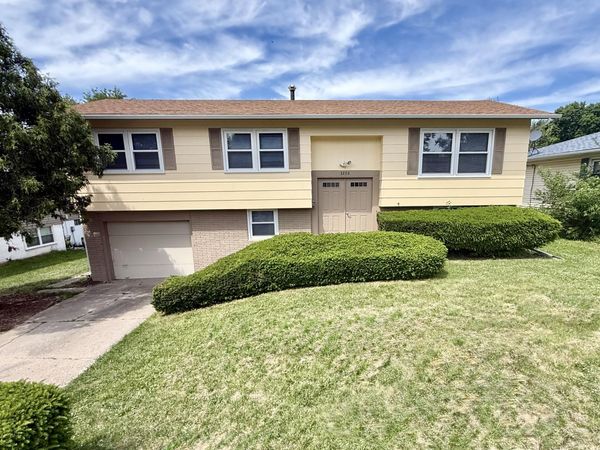 3230 FAIRHAVEN RD, Davenport, IA 52807