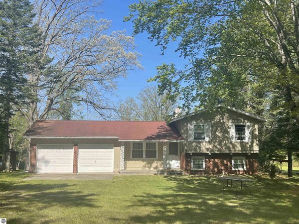 1860 Jackson Avenue S, Harrison, MI 48625