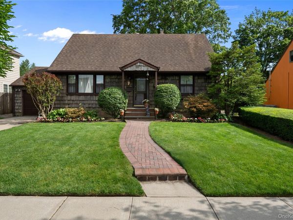 38 Hillvale Road, Albertson, NY 11507