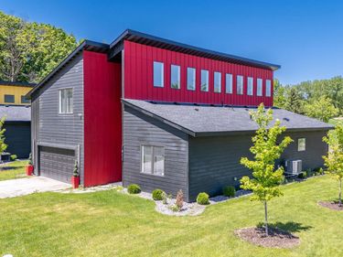 1021 Gardner Street E, Wayzata, MN 55391