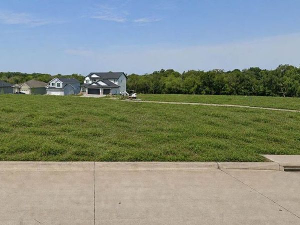 3954 Winnsboro Dr, Iowa City, IA 52245