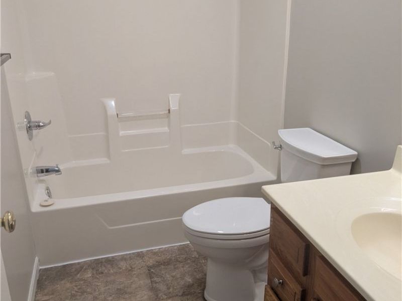 186 9th Street SW, Unit D, Strasburg, OH 44680 Photo 4