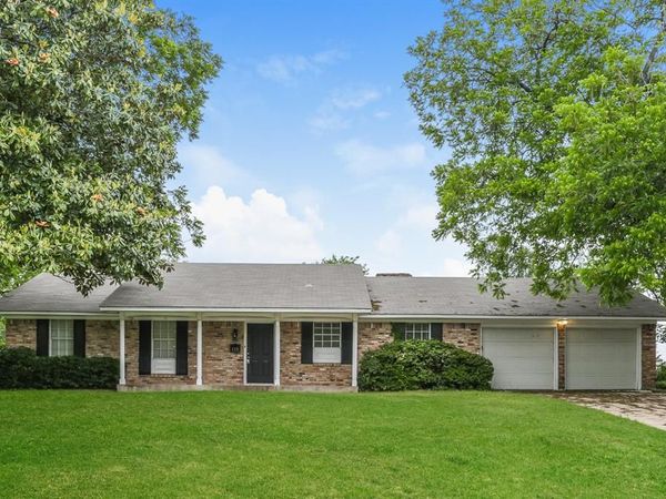115 Brook Hollow Drive, DeSoto, TX 75115