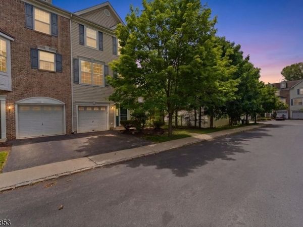 9 Sundance Way, Lopatcong, NJ 08865