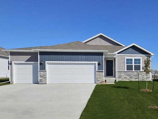 2876 Grassland Court, Hiawatha, IA 52233