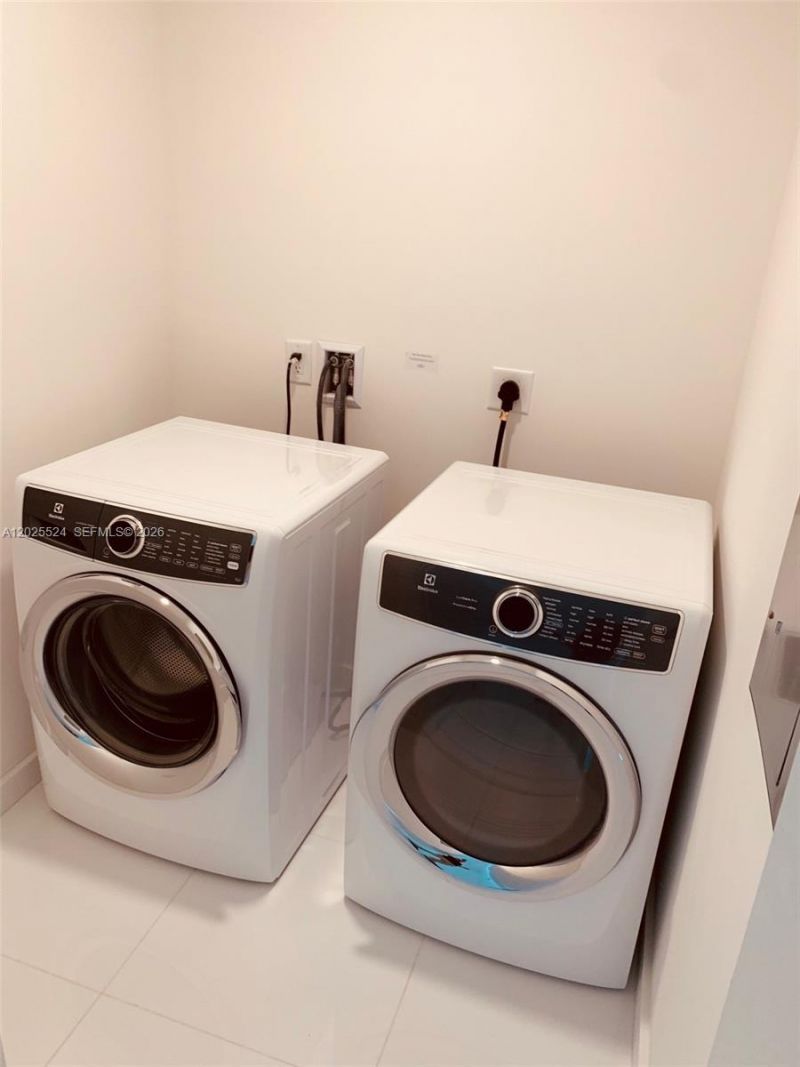 851 NE 1st Ave , Unit 1808, Miami, FL 33132 Photo