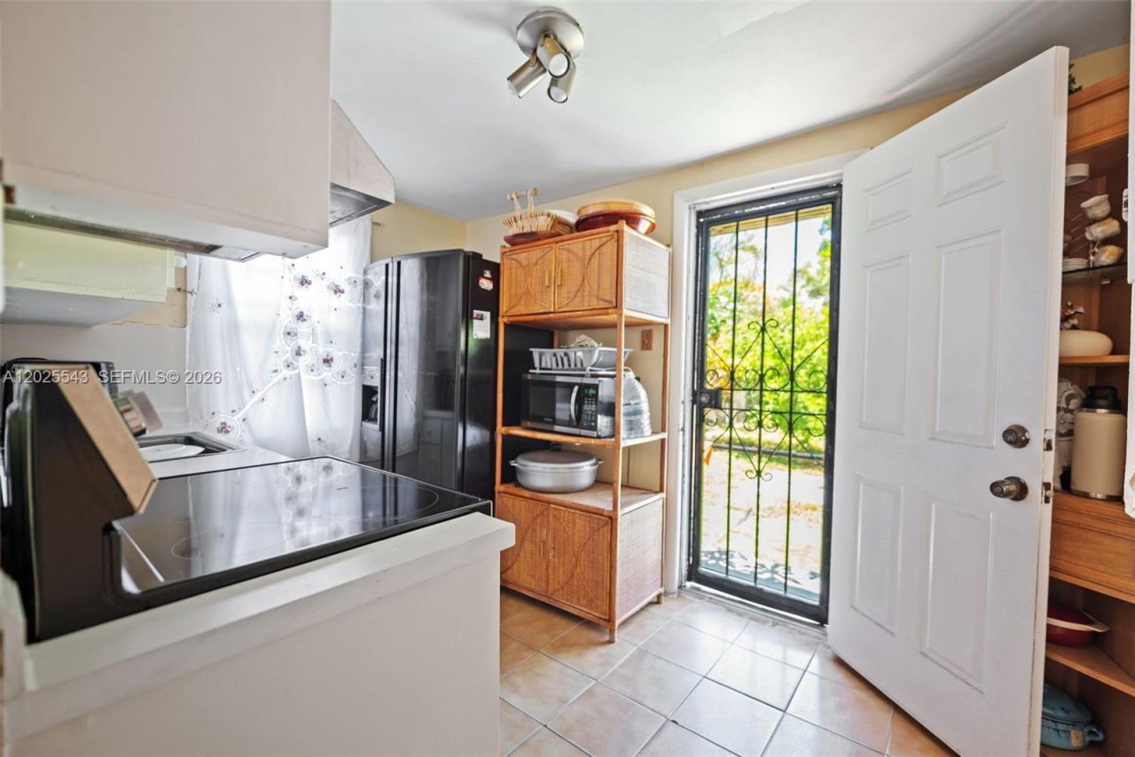 1053 NW 28th St , Miami, FL 33127 Photo