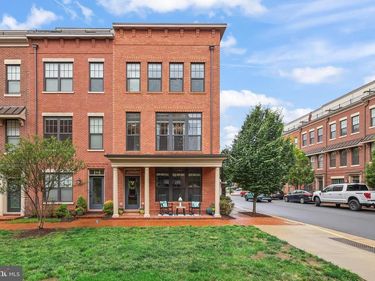 400 IRONSIDES SQUARE SE, LEESBURG, VA 20175