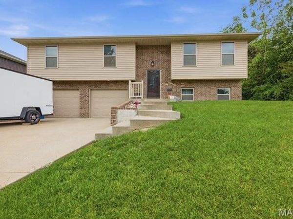105 Mars Street , Holts Summit, MO 65043