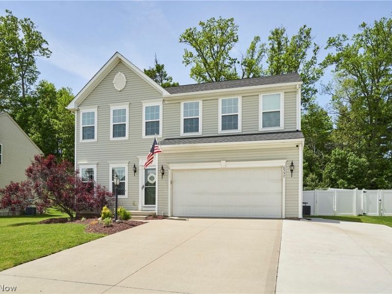 6557 Pine Bluff Avenue NE, Canton, OH 44721 Photo 2