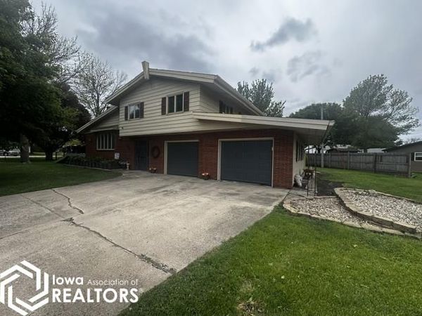 725 2Nd Street NW, Britt, IA 50423