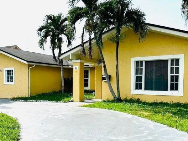 233 NE 199th Ter , Miami, FL 33179