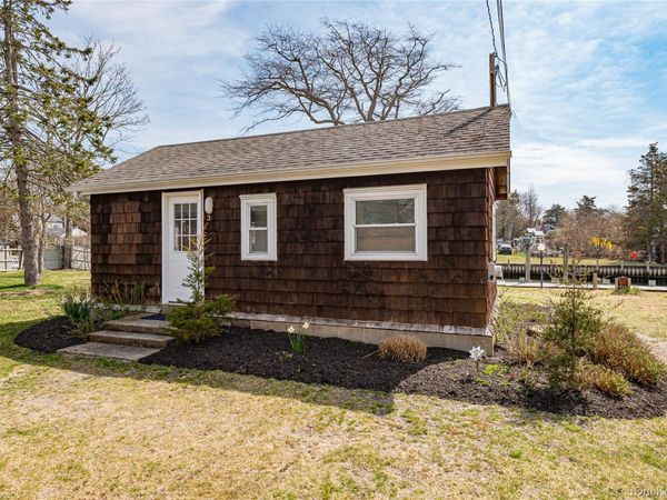 18 Shinnecock Road, Unit 3, Hampton Bays, NY 11946