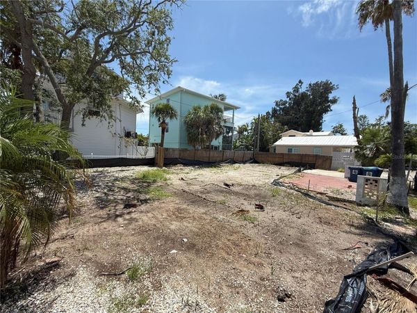 8586 E BAY DRIVE , TREASURE ISLAND, FL 33706