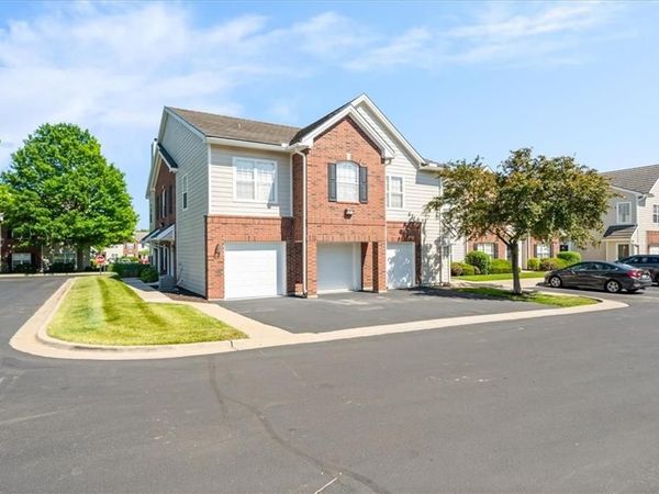 11612 Tomahawk Creek Parkway, Unit B, Leawood, KS 66211