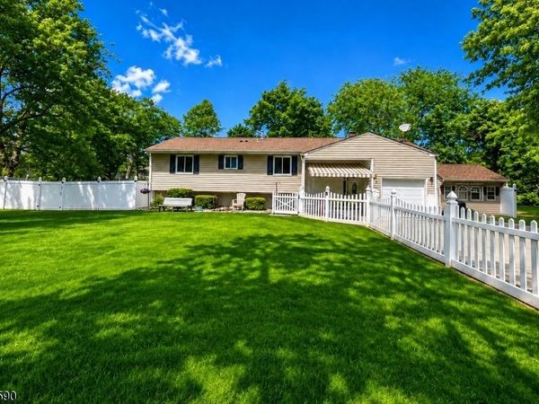 4 Meade Ct, Piscataway, NJ 08854