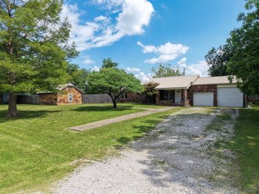 302 E Elm Street , Skiatook, OK 74070