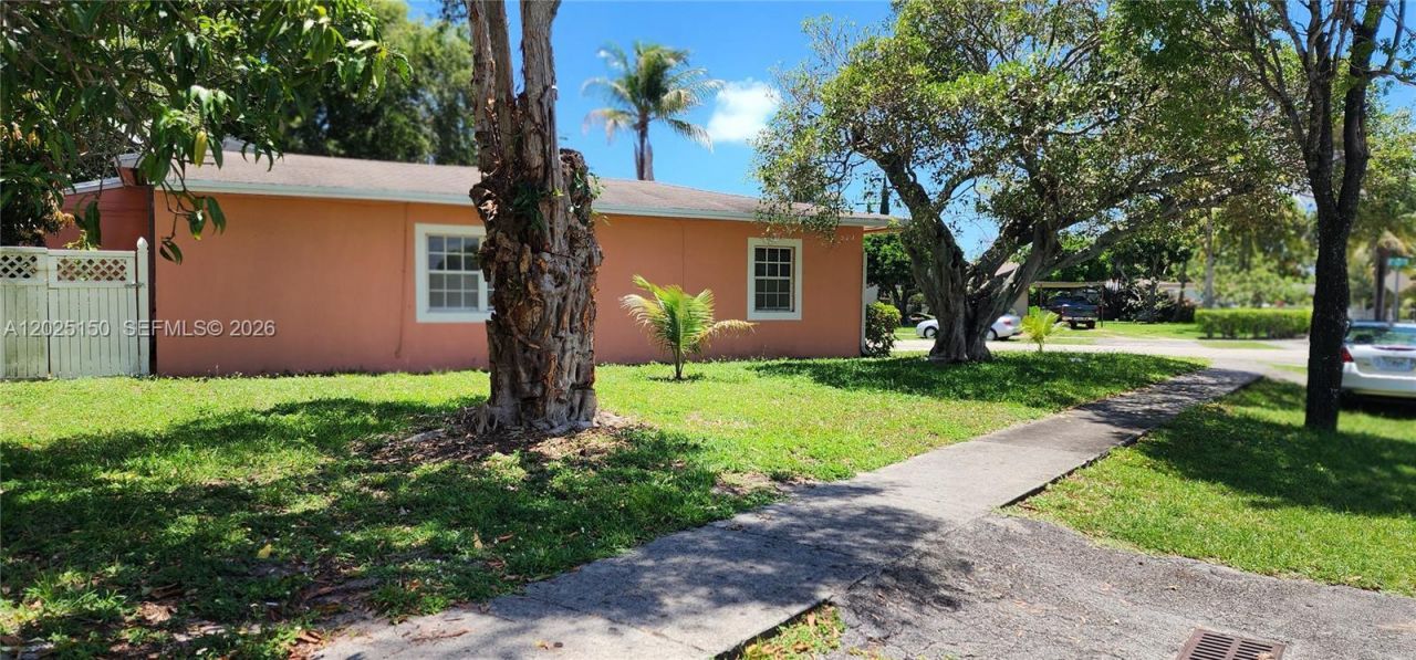 901 NE 160th Ter , North Miami Beach, FL 33162 Photo