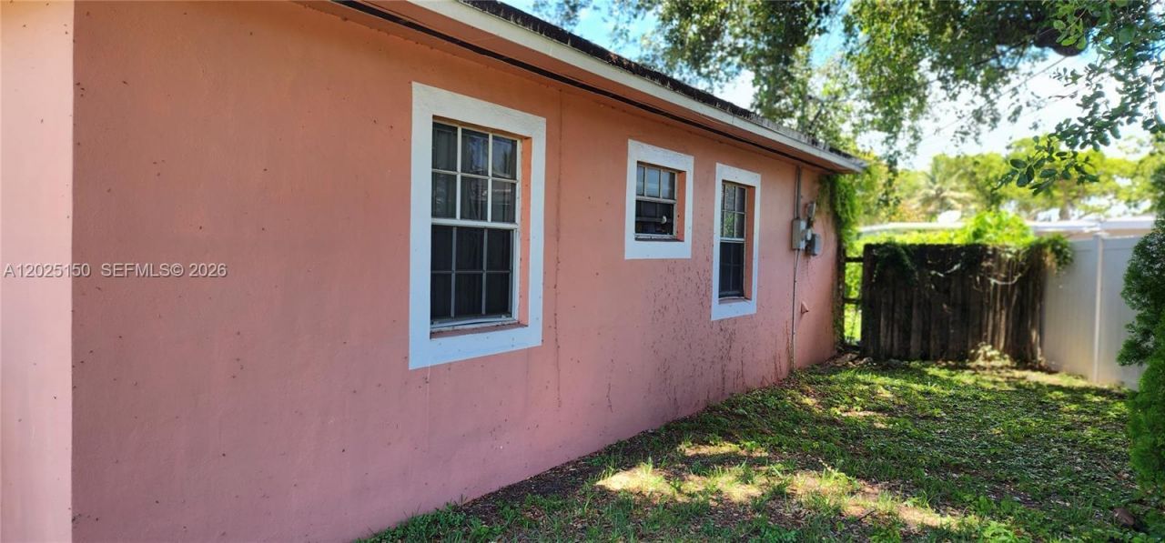 901 NE 160th Ter , North Miami Beach, FL 33162 Photo