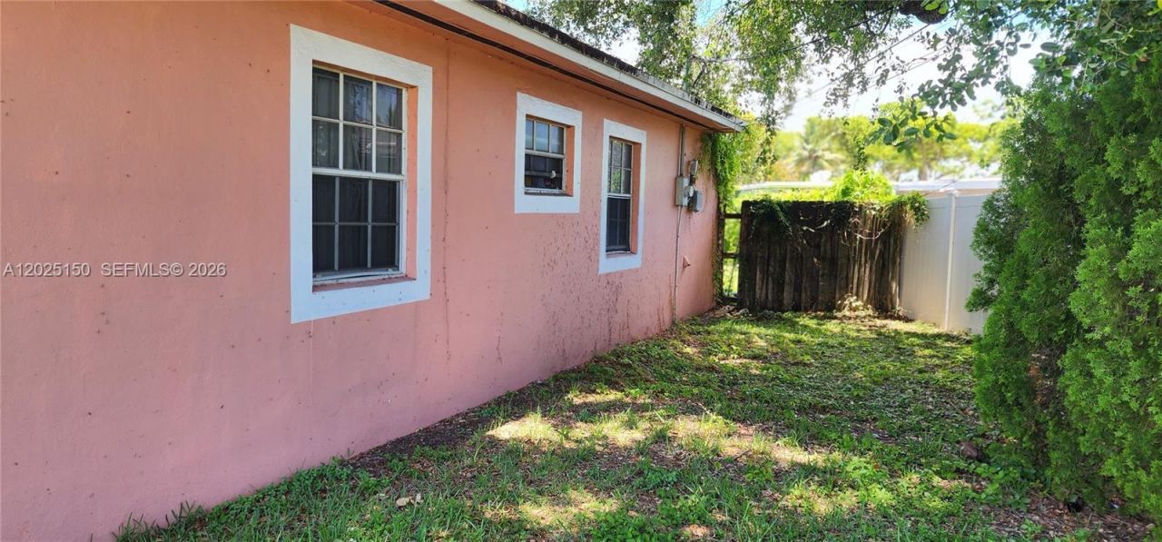901 NE 160th Ter , North Miami Beach, FL 33162 Photo