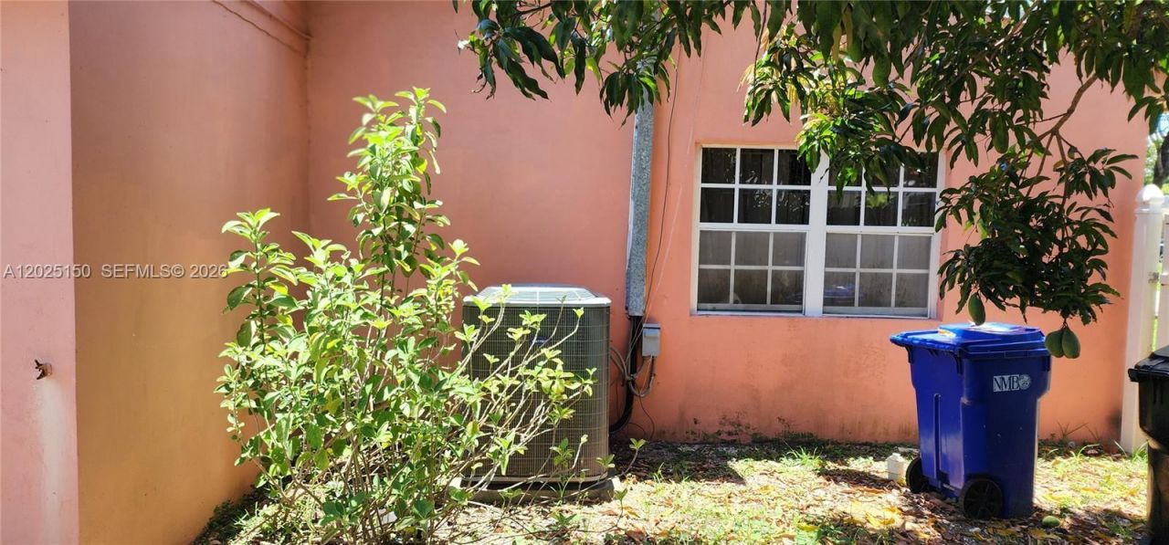 901 NE 160th Ter , North Miami Beach, FL 33162 Photo