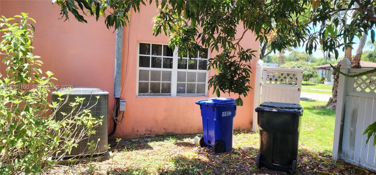 901 NE 160th Ter , North Miami Beach, FL 33162 Photo