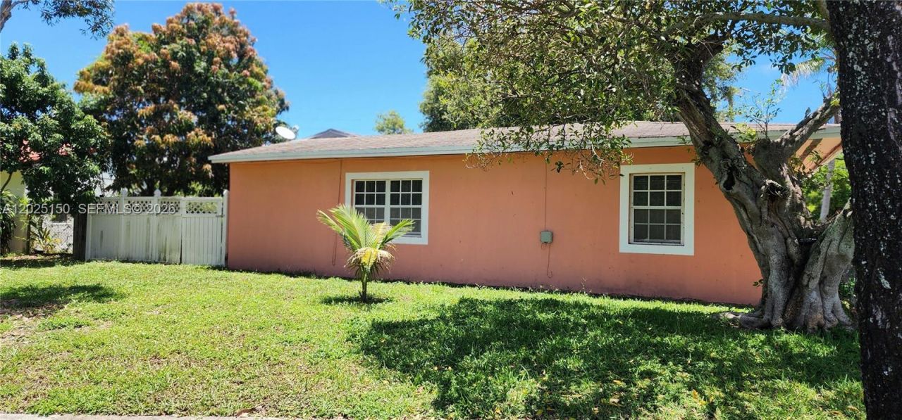 901 NE 160th Ter , North Miami Beach, FL 33162 Photo