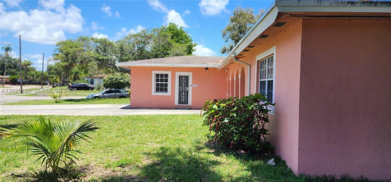 901 NE 160th Ter , North Miami Beach, FL 33162 Photo