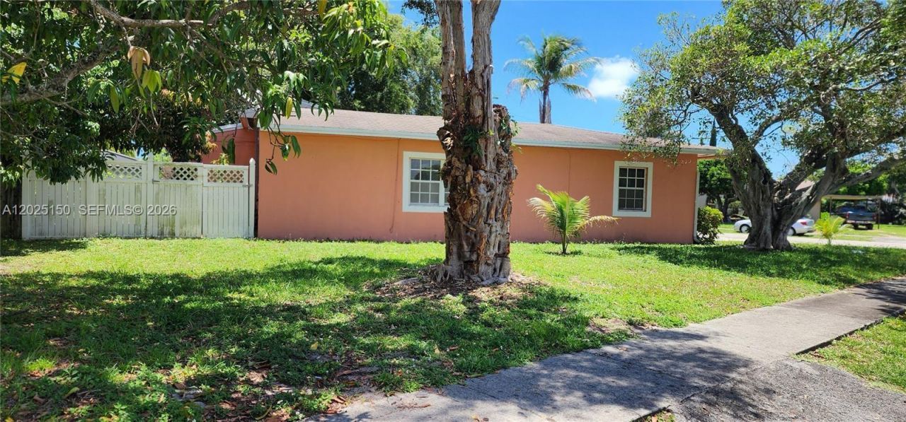 901 NE 160th Ter , North Miami Beach, FL 33162 Photo