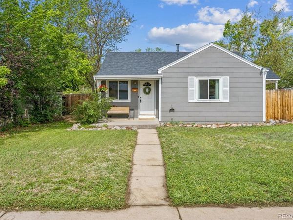 915 Newark Street , Aurora, CO 80010