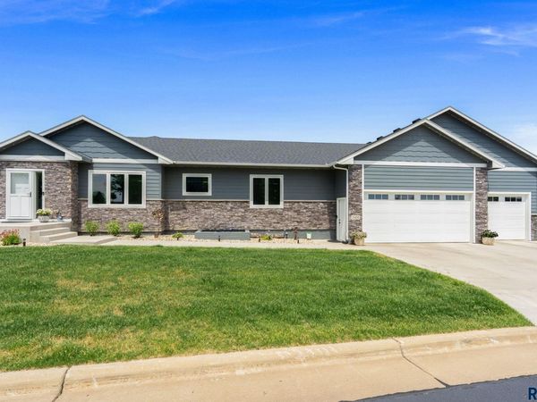 2400 W Trevi Pl, Sioux Falls, SD 57108