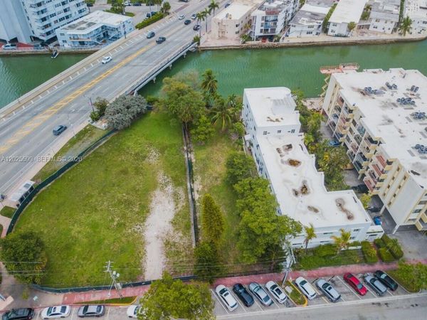 6949 Bay Dr , Miami Beach, FL 33141