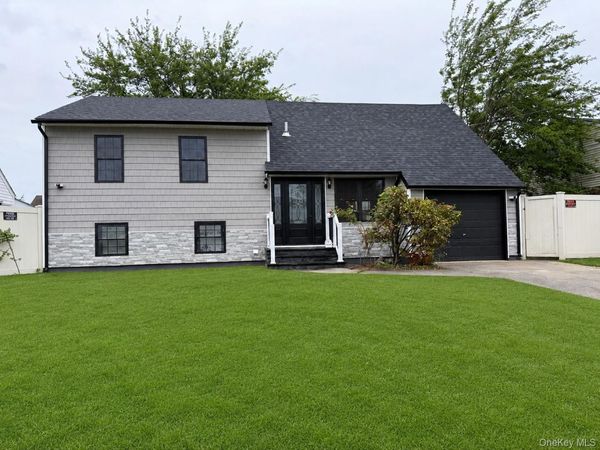 933 N Queens Avenue , Lindenhurst, NY 11757