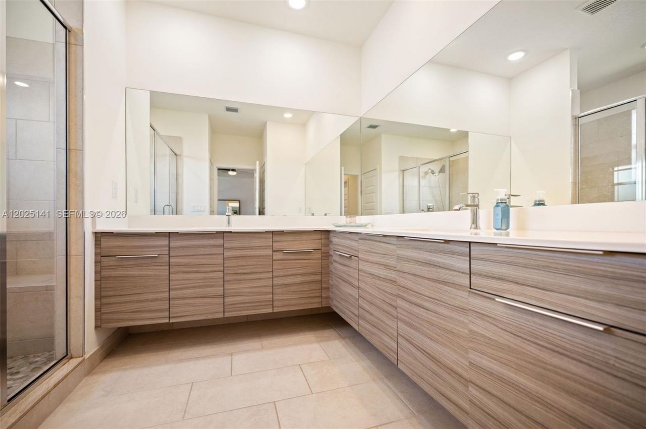 8763 NW 157th Ter, Miami Lakes, FL 33018 Photo