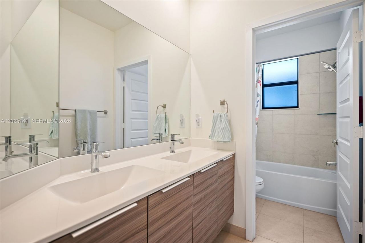 8763 NW 157th Ter, Miami Lakes, FL 33018 Photo