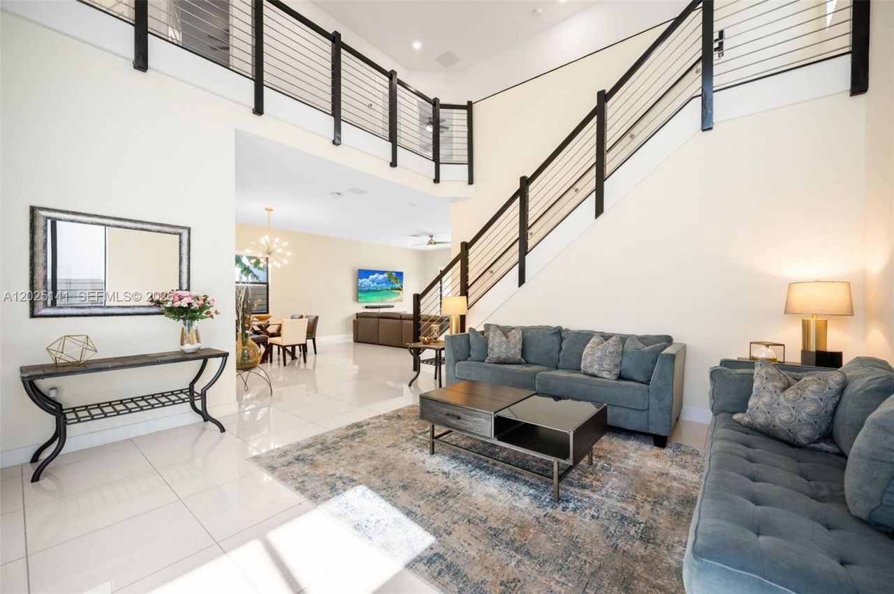 8763 NW 157th Ter, Miami Lakes, FL 33018 Photo
