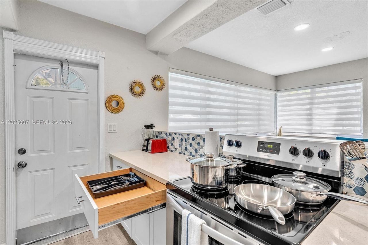 10004 E Bay Harbor Dr, Unit 5, Bay Harbor Islands, FL 33154 Photo