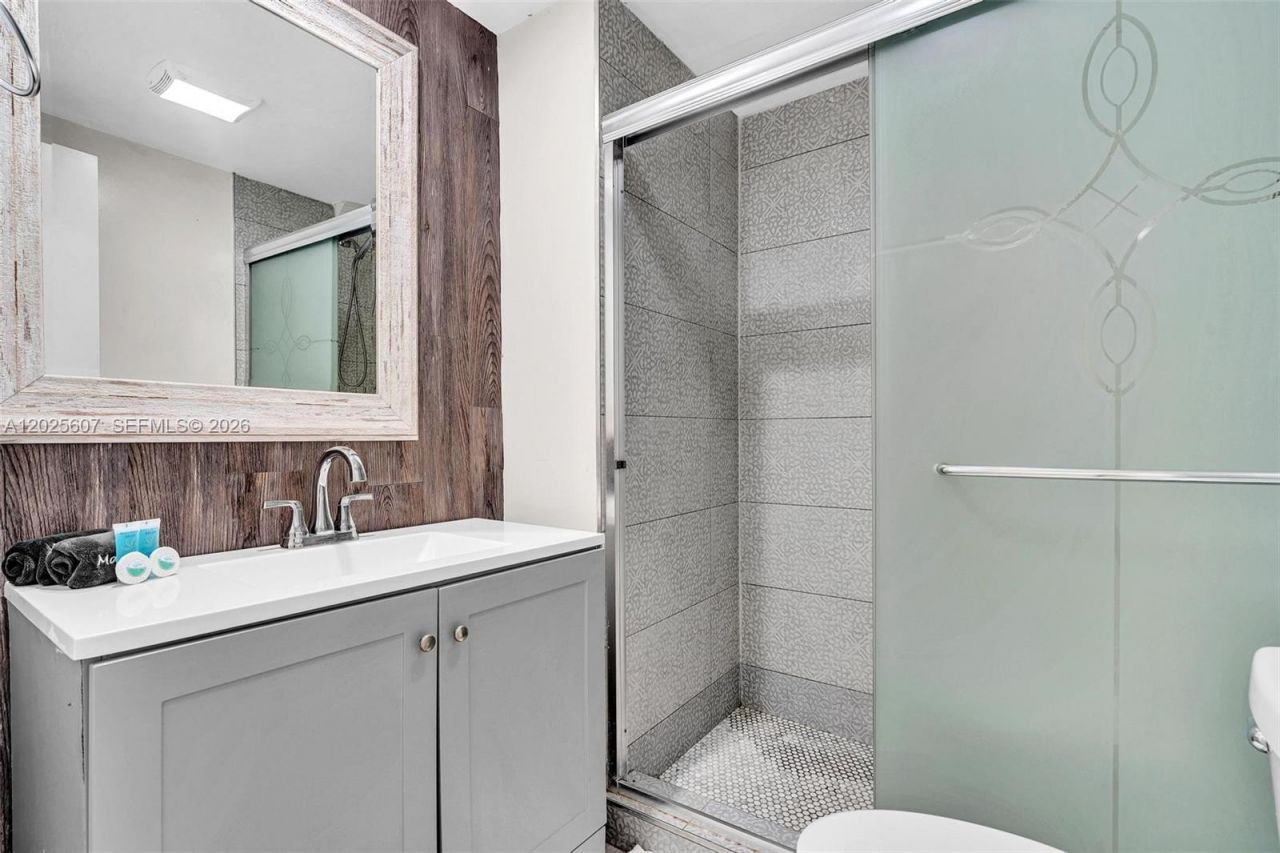 10004 E Bay Harbor Dr, Unit 5, Bay Harbor Islands, FL 33154 Photo