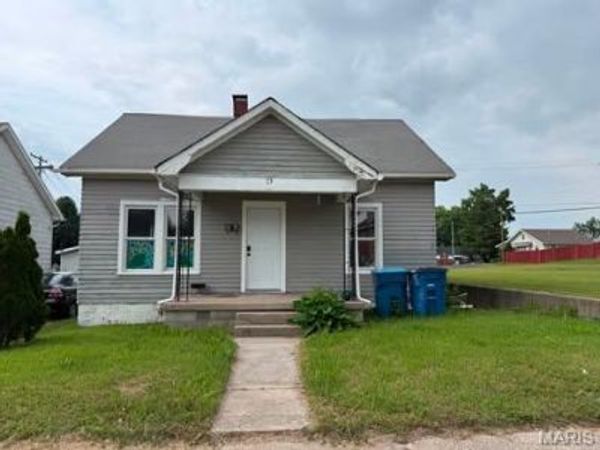 73 E Penning Avenue , Wood River, IL 62095