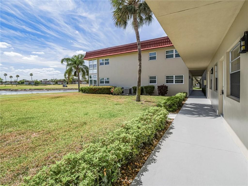 76 Royal Oak Drive, Unit 104, Vero Beach, FL 32962 Photo