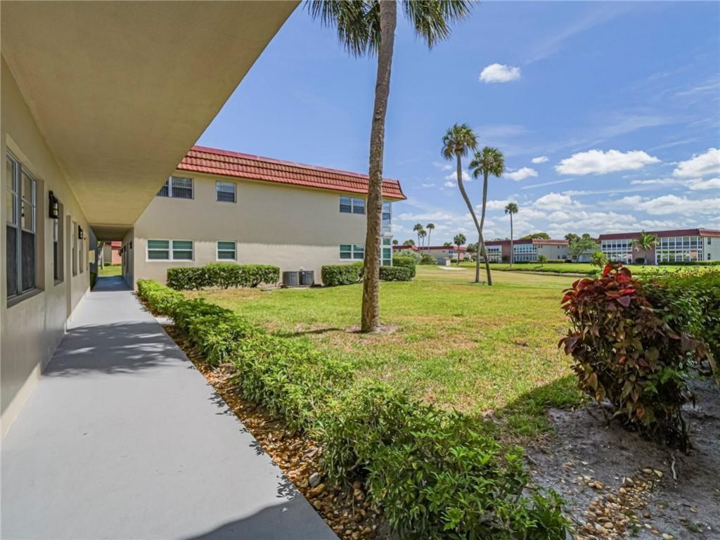 76 Royal Oak Drive, Unit 104, Vero Beach, FL 32962 Photo