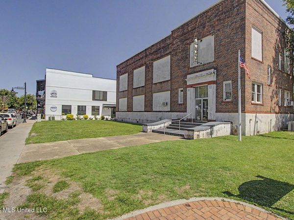 1102 Government Street, Ocean Springs, MS 39564